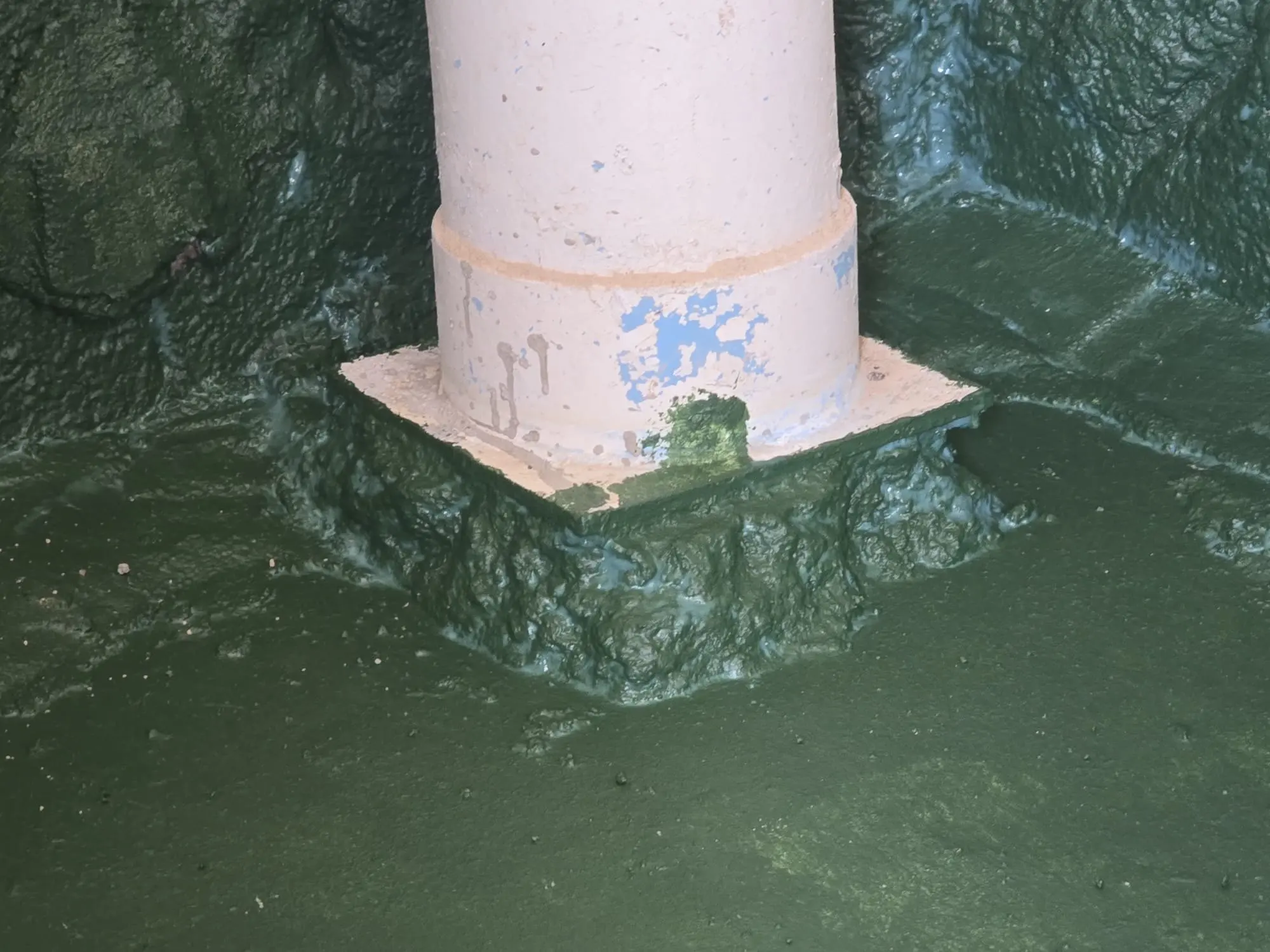 防水膜包裹并上翻至角落立管的底座